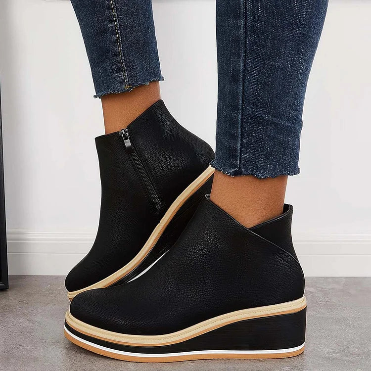Vivienne Keilabsatz Boots in Schwarz, Seitenansicht am Fuss