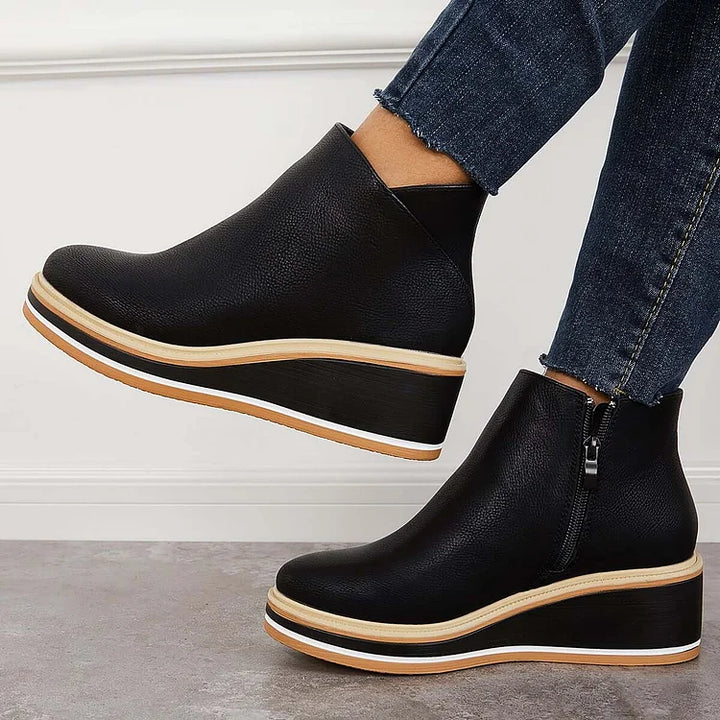 Vivienne Ankle Boots in Schwarz, hängende Fussposition