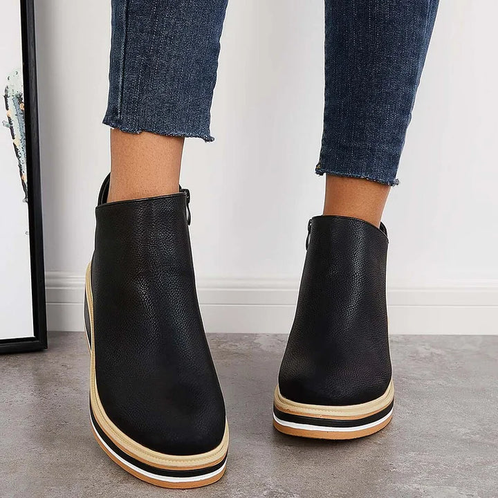 Vivienne Keilabsatz Boots in Schwarz, Rückansicht getragen