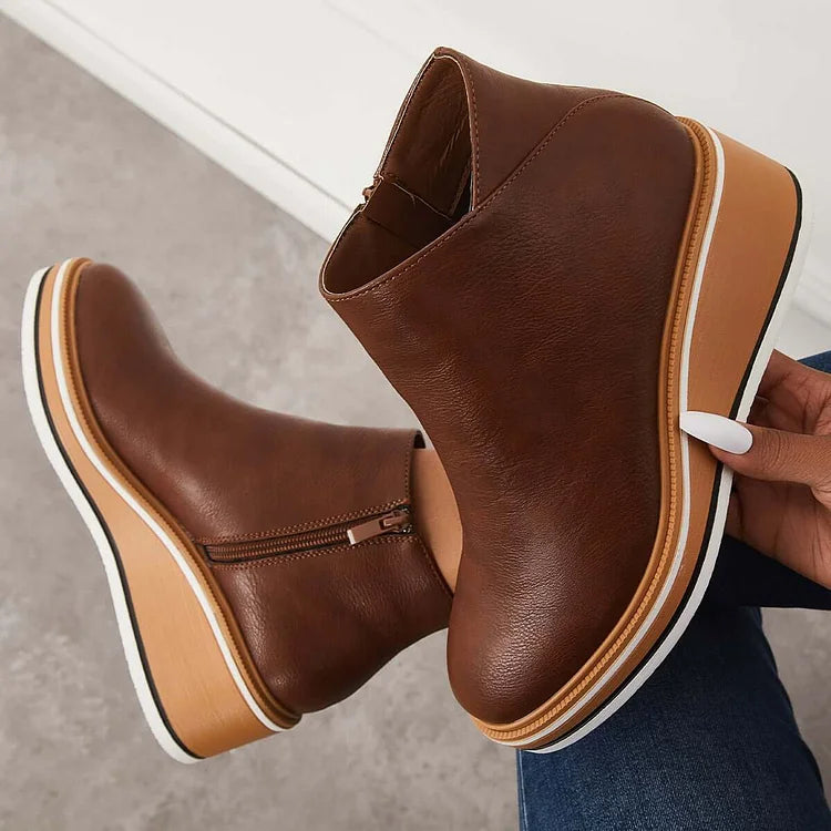 Vivienne Ankle Boots in Braun, beide Schuhe in der Hand gehalten