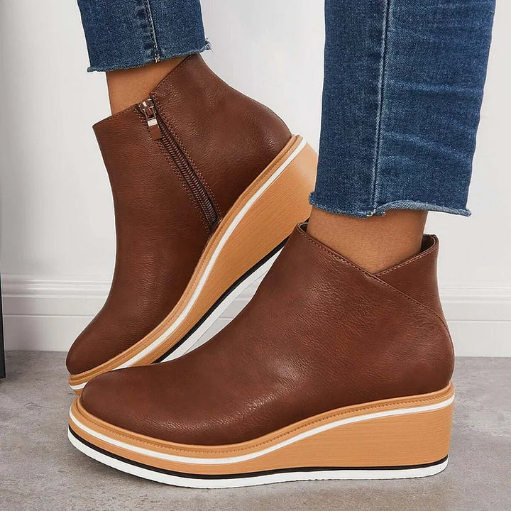 Vivienne Keilabsatz Boots in Braun, Seitenansicht am Fuss