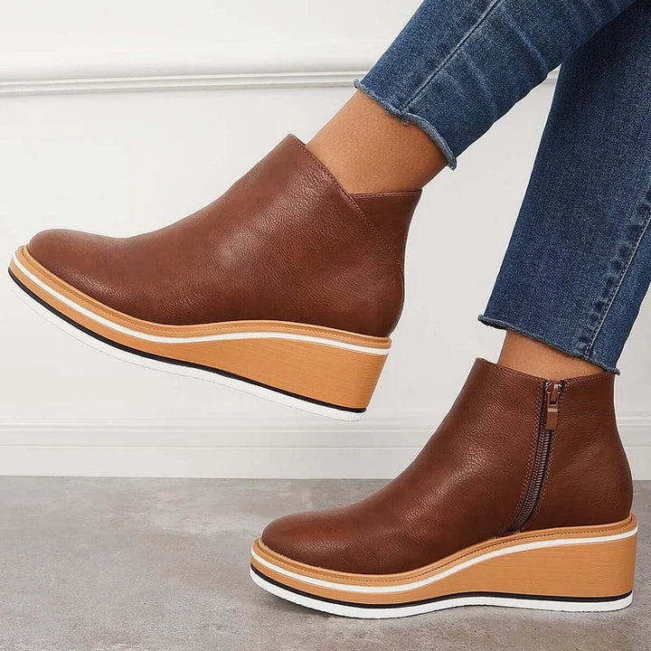 Vivienne Ankle Boots in Braun, hängende Fussposition