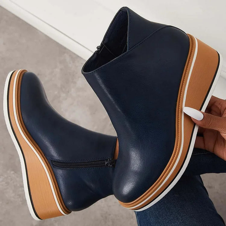 Vivienne Ankle Boots in Dunkelblau, beide Schuhe in der Hand gehalten