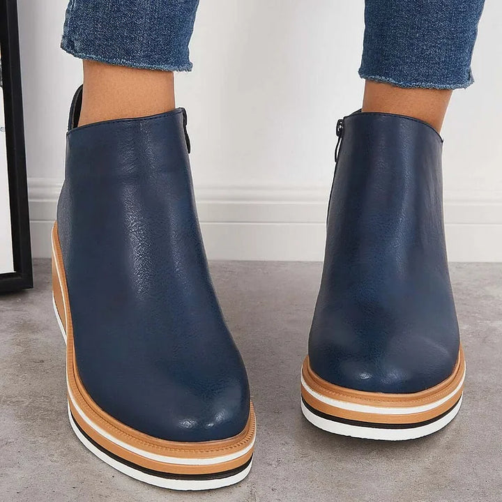 Vivienne Ankle Boots in Dunkelblau, Rückansicht getragen