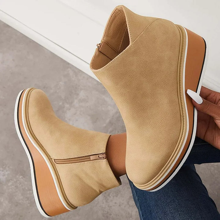 Vivienne Ankle Boots in Beige, beide Schuhe in der Hand gehalten