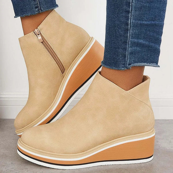 Vivienne Keilabsatz Boots in Beige, Seitenansicht am Fuss
