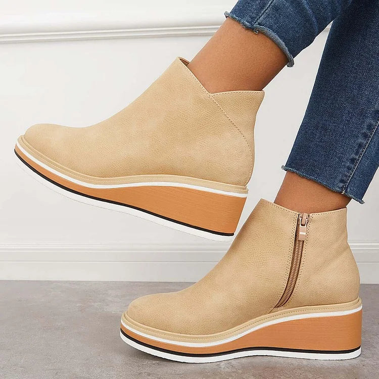 Vivienne Keilabsatz Boots in Beige, hängende Fussposition