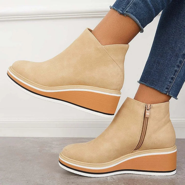 Vivienne Keilabsatz Boots in Beige, hängende Fussposition