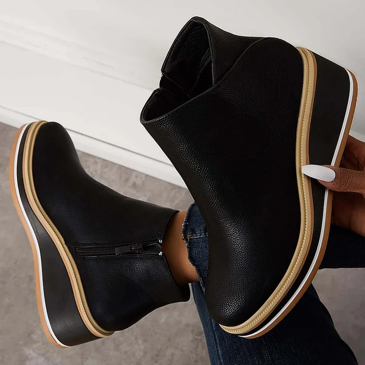 Vivienne Ankle Boots in Schwarz, beide Schuhe in der Hand gehalten