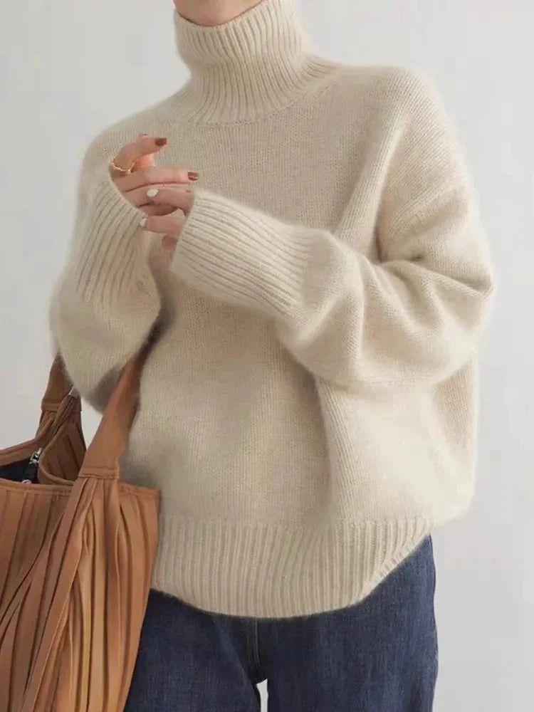 Wilma Rollkragenpullover in Creme, Vorderansicht mit Handtasche