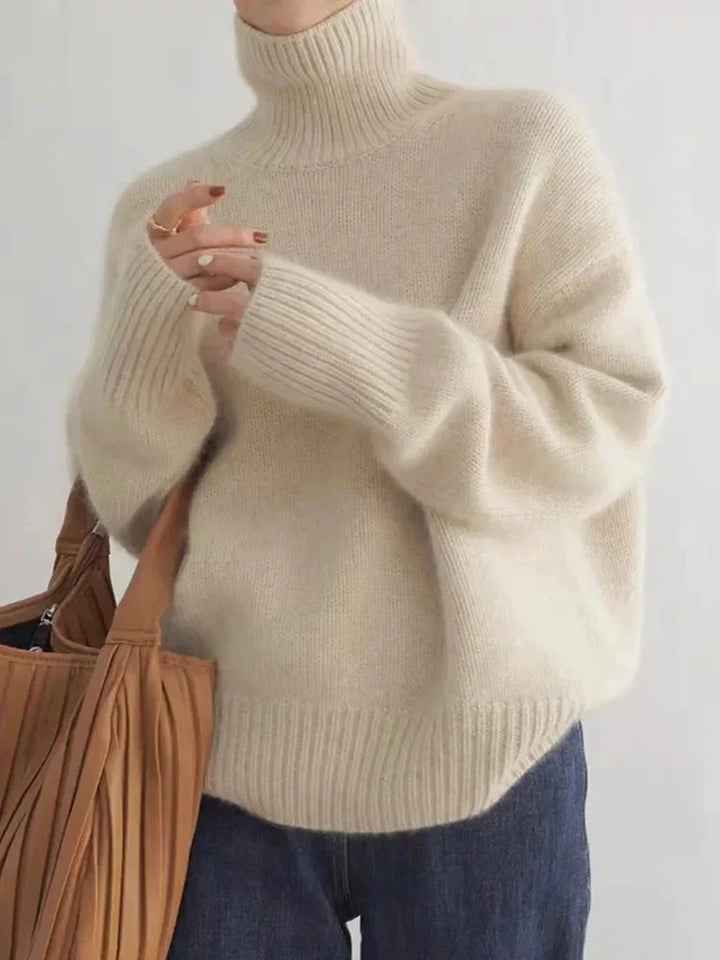 Wilma Rollkragenpullover in Creme, Vorderansicht mit Handtasche