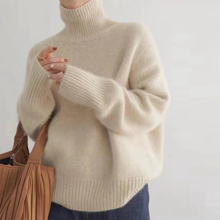 Wilma Rollkragenpullover in Creme, Nahaufnahme Oberkörper