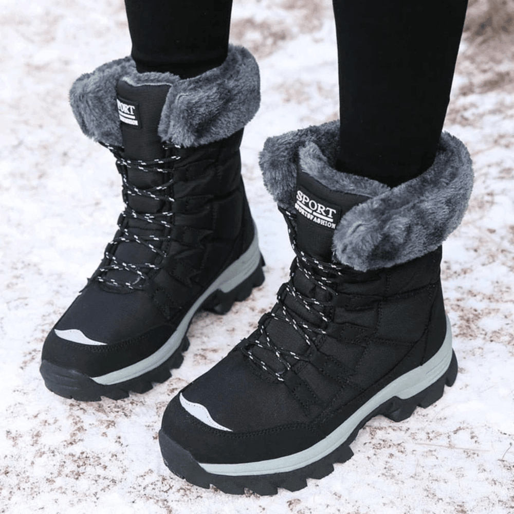 Wilma Winter Schneestiefel in Schwarz mit grauem Fellkragen, Nahaufnahme