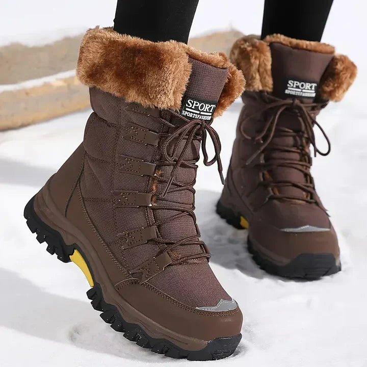 Wilma Winter Schneestiefel in Braun mit Fellkragen, Seitenansicht im Schnee